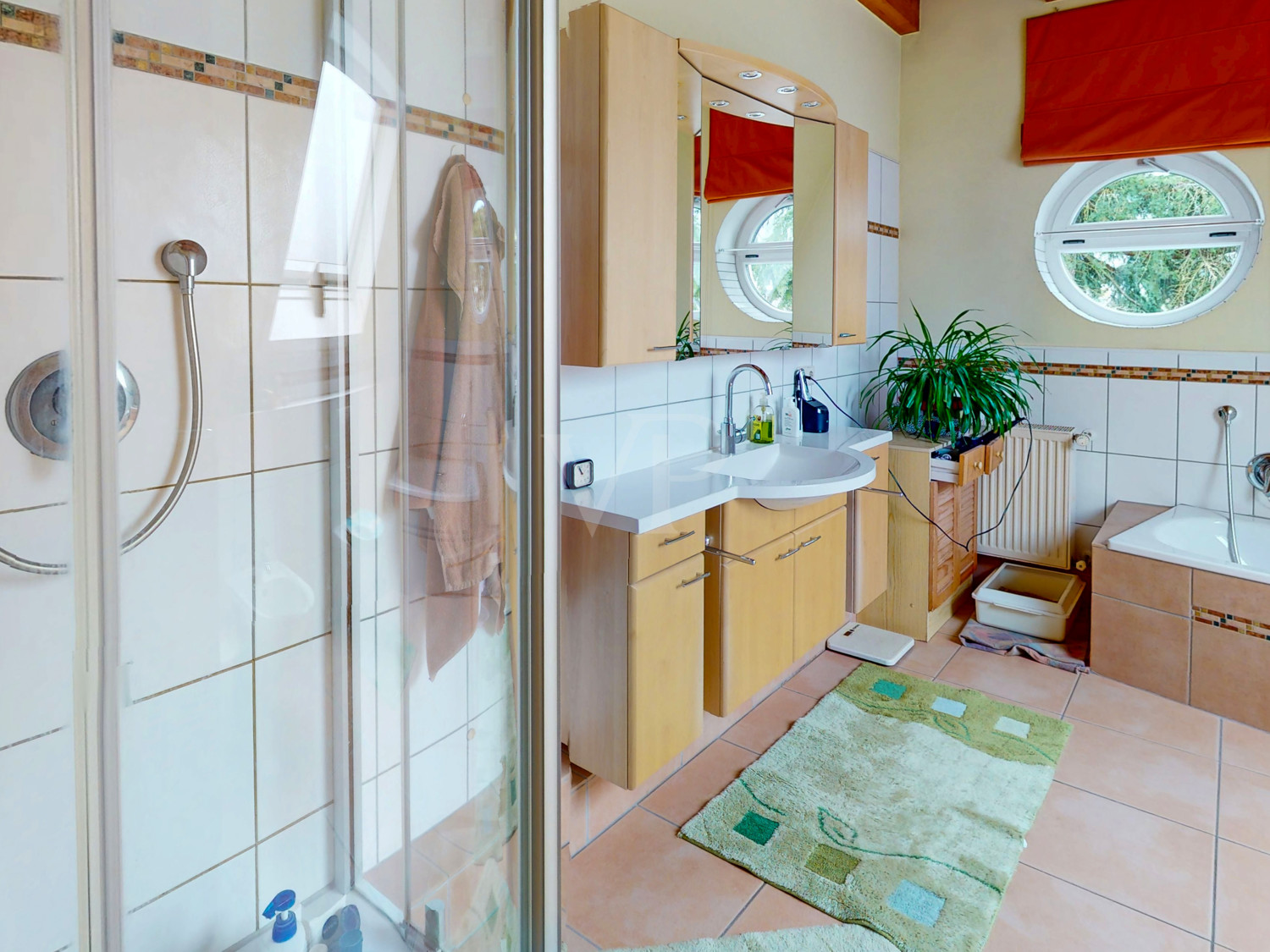Badezimmer mit Dusche