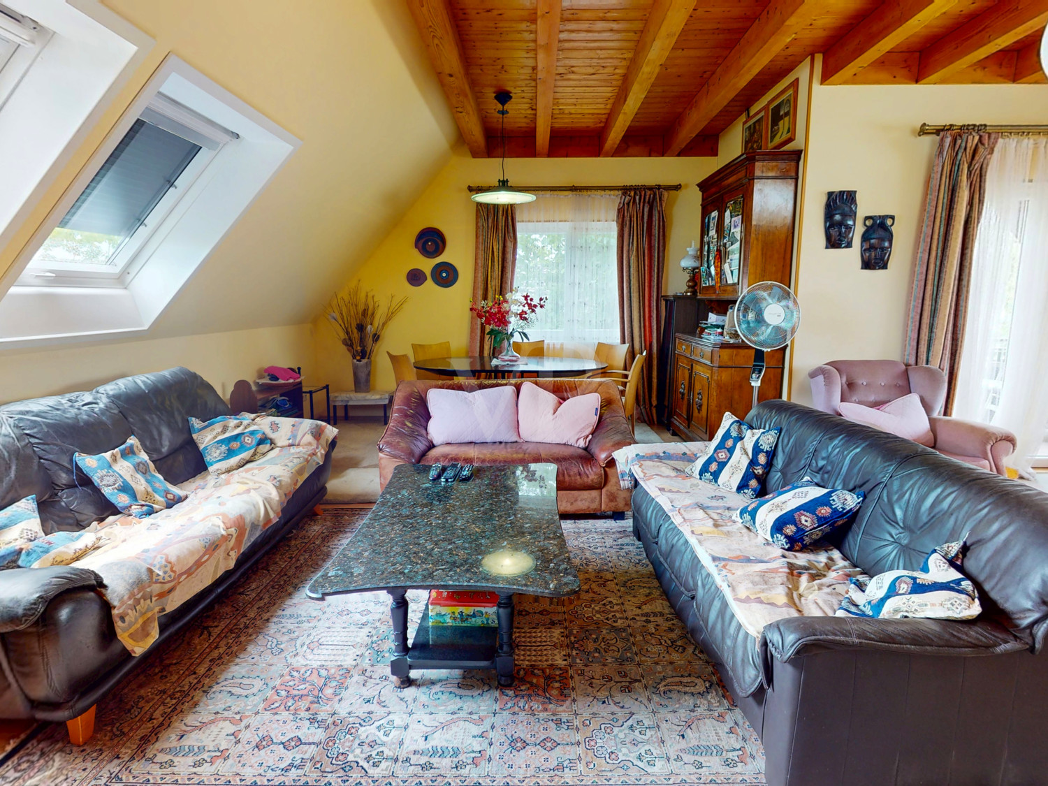 Zusätzlicher Essbereich im Wohnzimmer