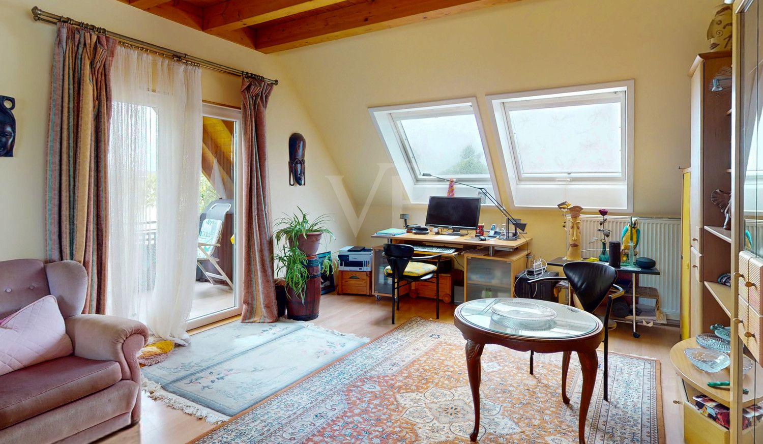 Wohnzimmer mit Balkon
