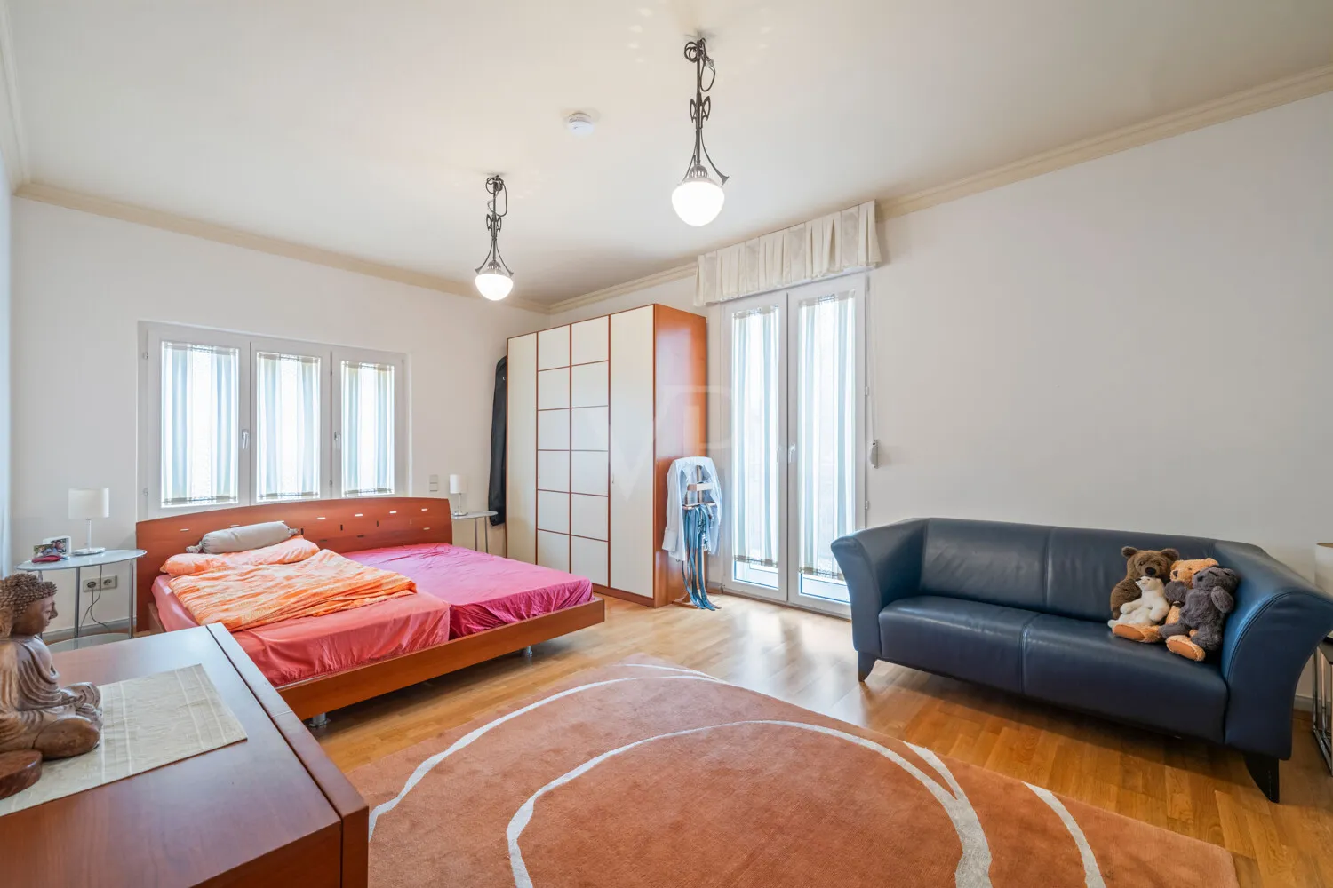 Schlafzimmer im Obergeschoss mit kleinem, integrierten Ankleidezimmer