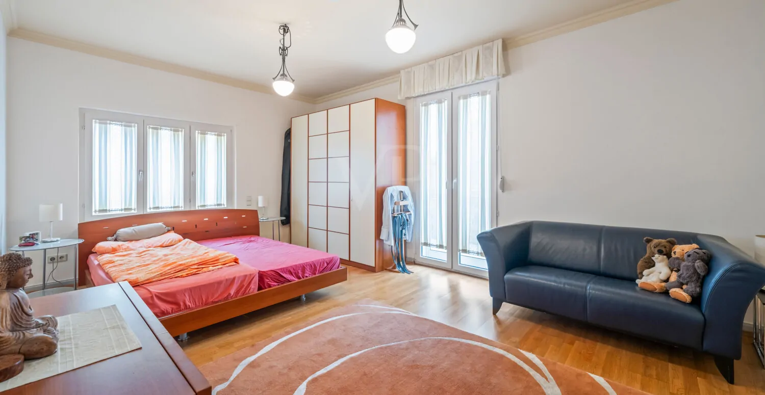 Schlafzimmer im Obergeschoss mit kleinem, integrierten Ankleidezimmer