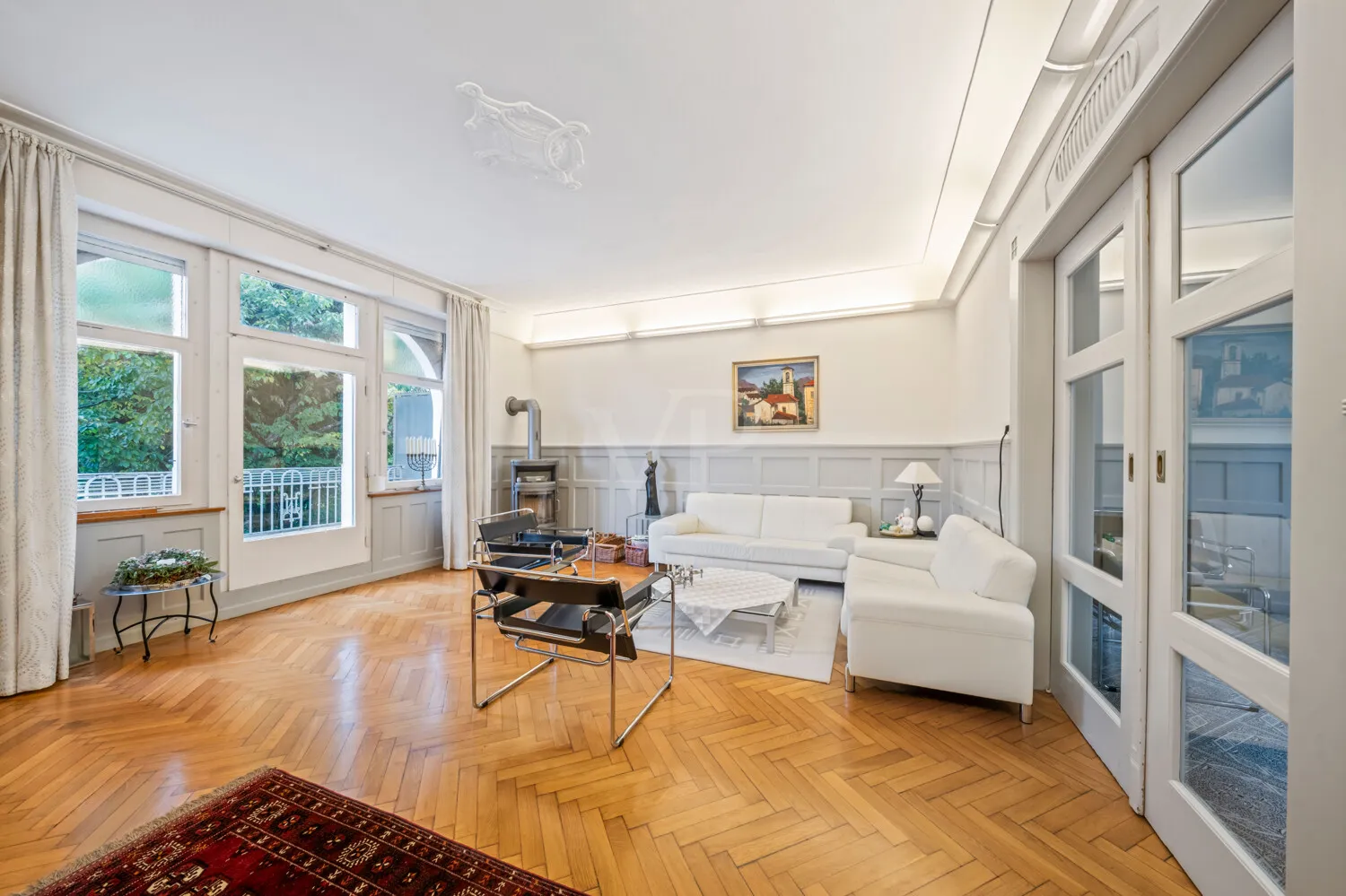 Wohnzimmer im klassischen Altbaustil mit KaminKaminzimmer