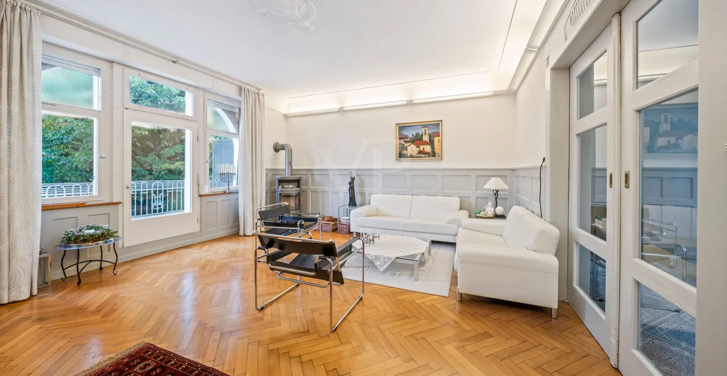 Wohnzimmer im klassischen Altbaustil mit KaminKaminzimmer