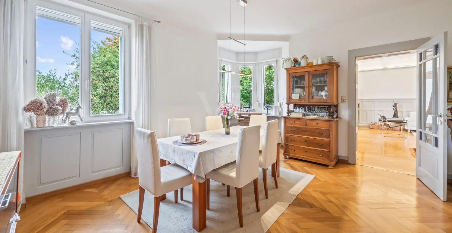 Das Esszimmer befindet sich zwischen Küche und Kaminzimmer