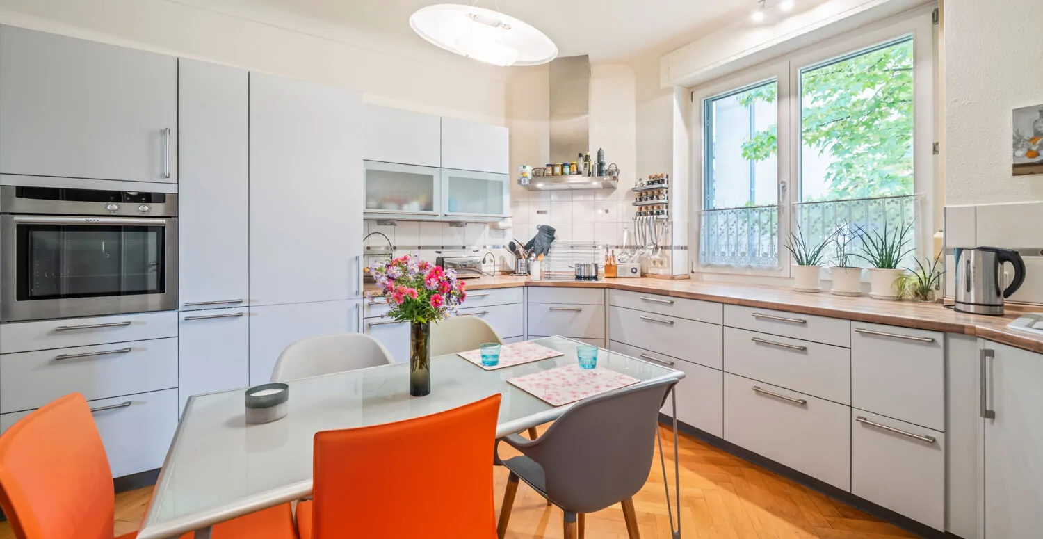 Großzügige Küche mit angrenzendem Essbereich