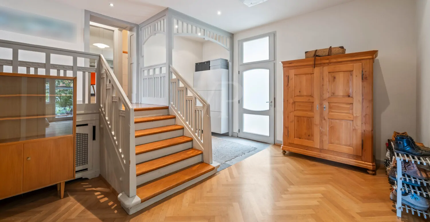 Repräsentativer Eingangsbereich mit offenem Raumkonzept