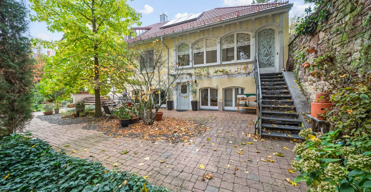Zugang zum Wintergarten und Eingang in die Einliegerwohnung