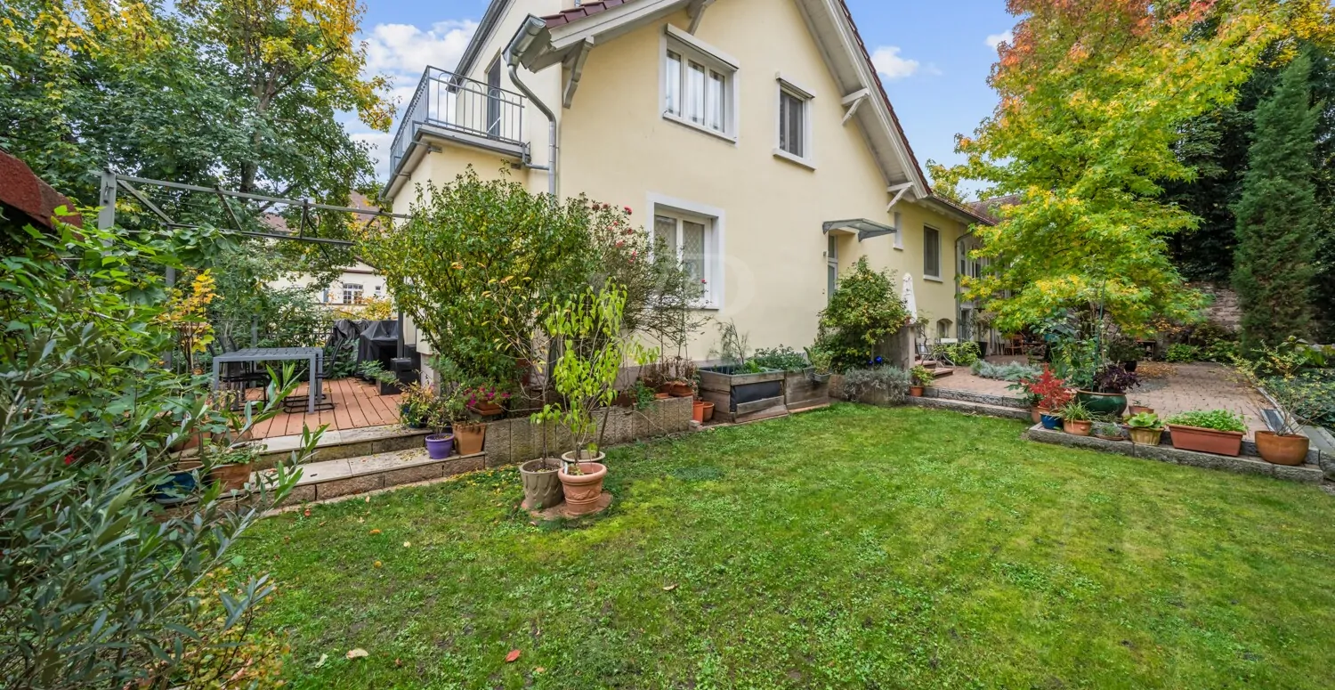 Grünfläche vor dem Haus mit Blick auf die Terrasse