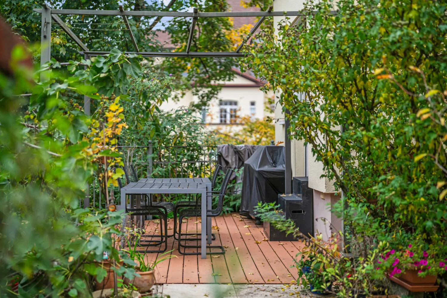 Grüne Terrasse direkt am Haus