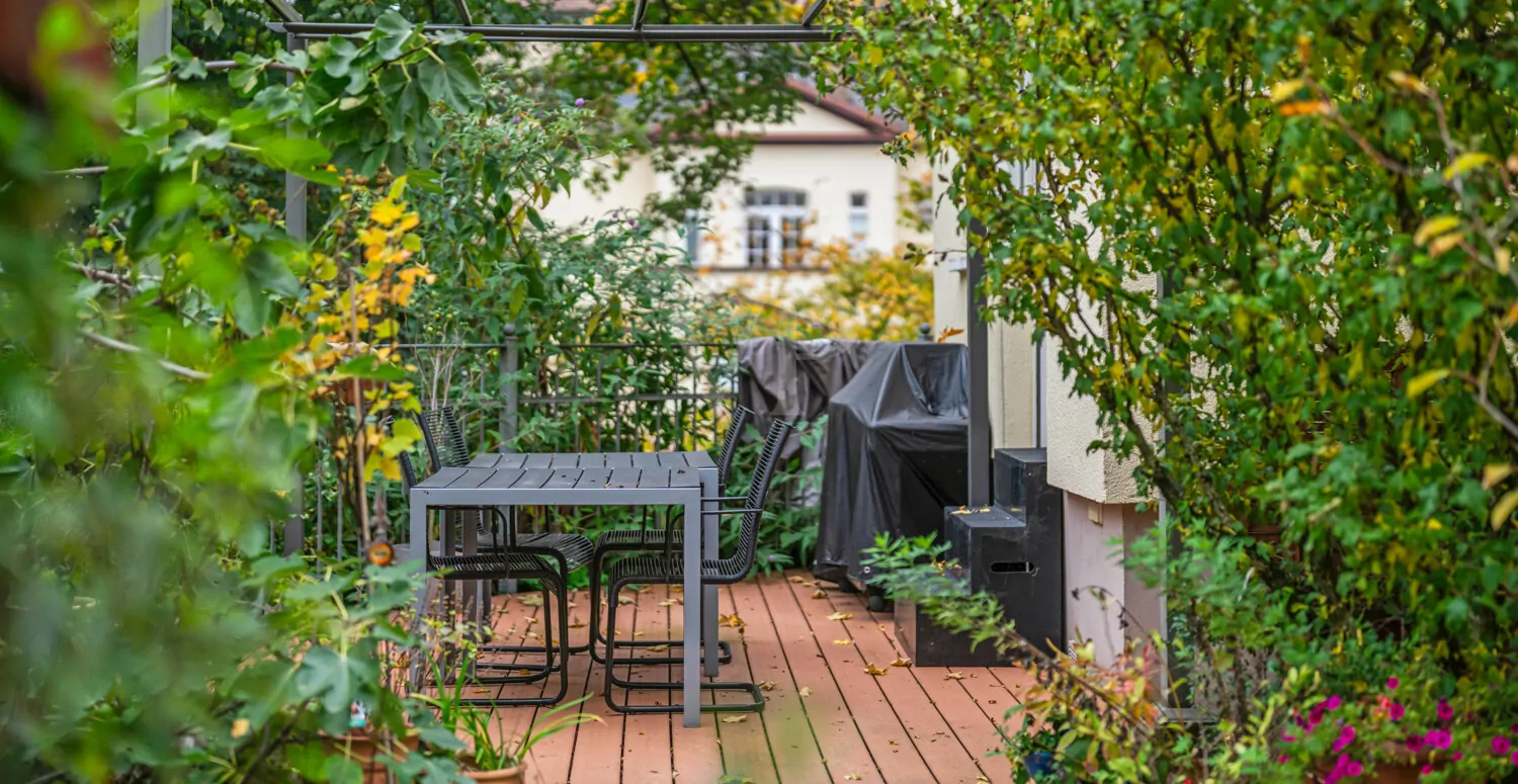 Grüne Terrasse direkt am Haus