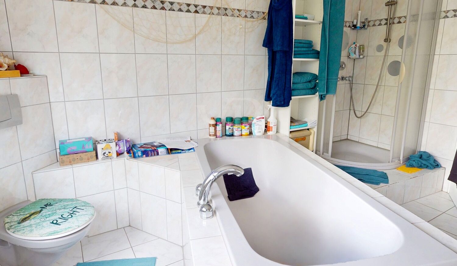 Bad mit Dusche und Wanne