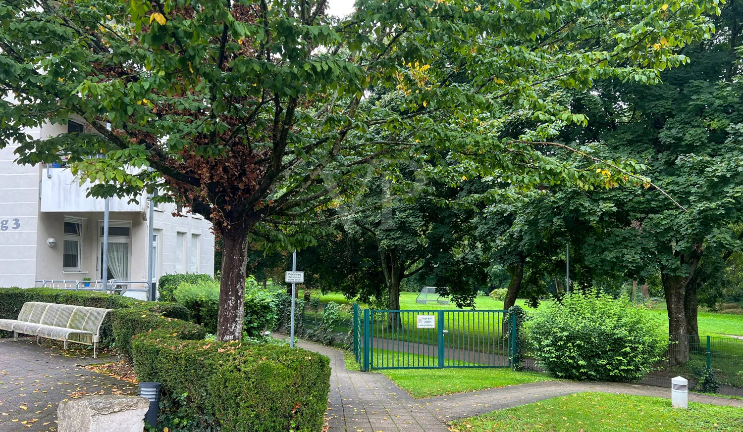 Park direkt an der Anlage