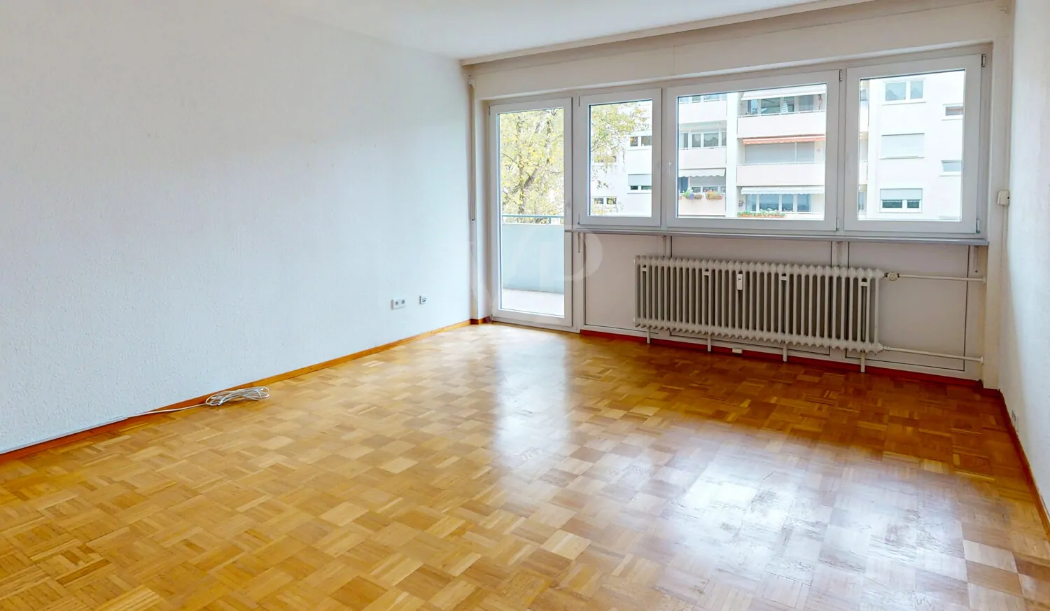 Wohnzimmer mit Zugang zum Balkon