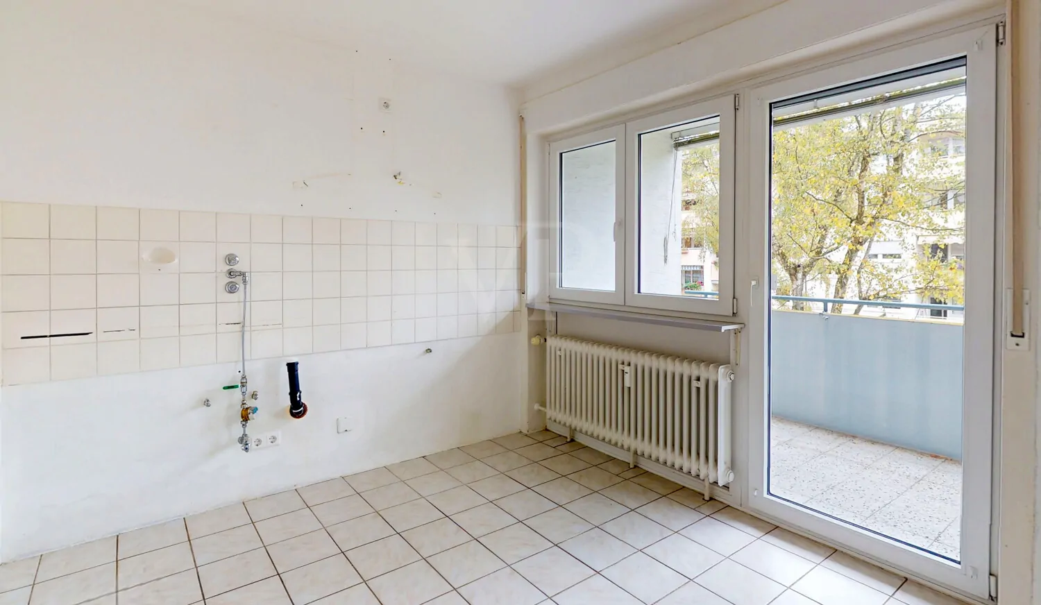 Küche mit Zugang zum Balkon