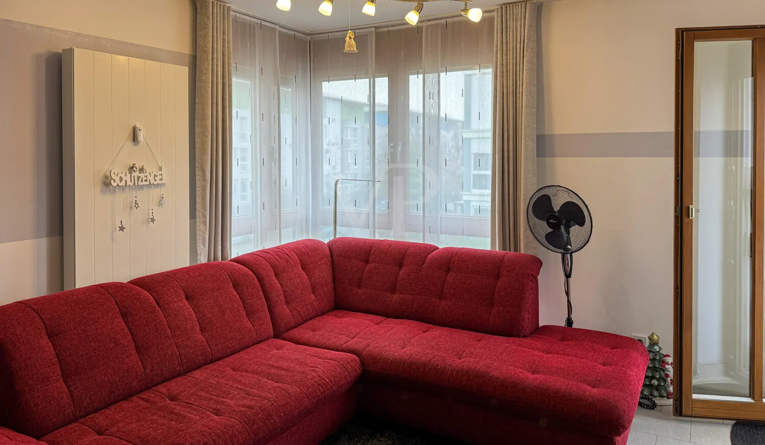 Wohnzimmer mit Balkon