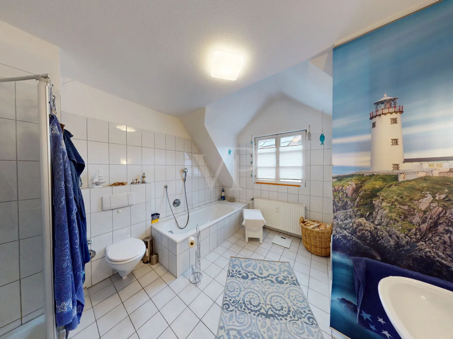 ... mit Badewanne und Dusche