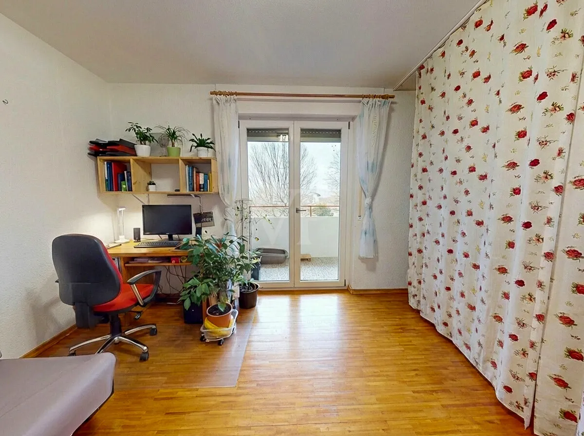 Kinderzimmer mit Zugang zum Balkon