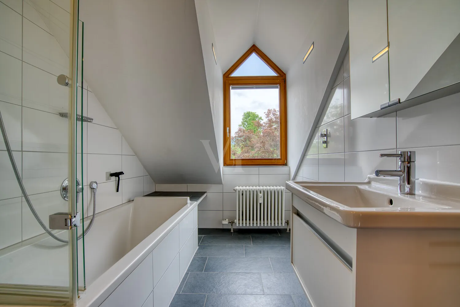 Helles, modernisiertes Badezimmer mit gehobener Ausstattung