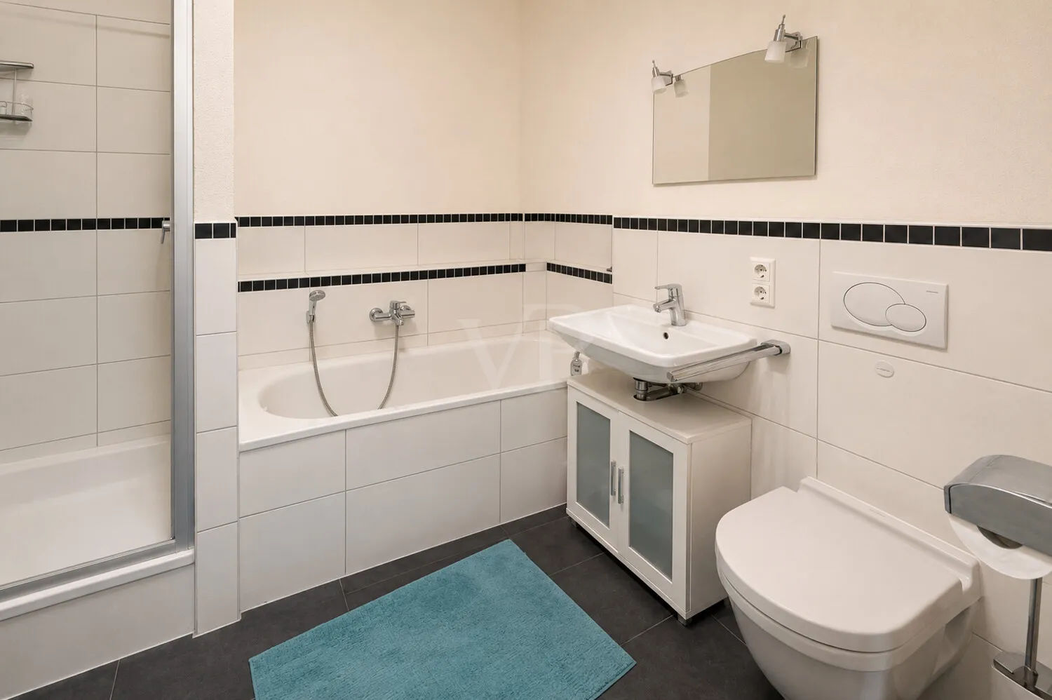 Badezimmer mit Dusche und Badewanne