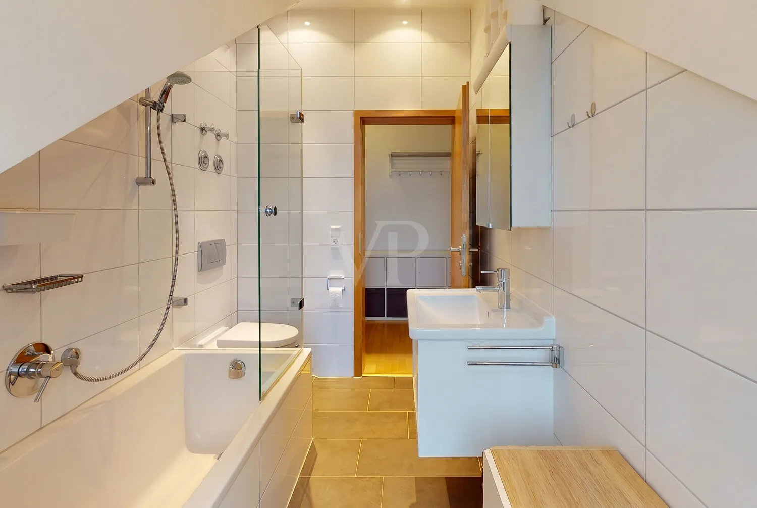 Helles, modernisiertes Badezimmer mit gehobener Ausstattung