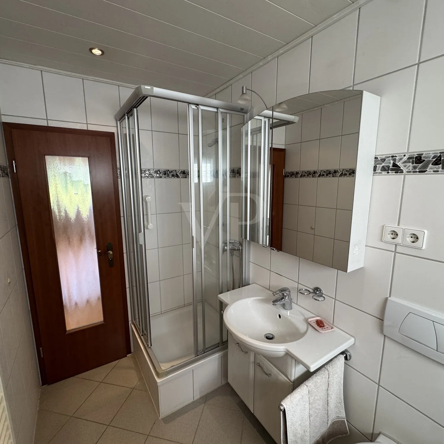 Dusche und Badewanne, EG