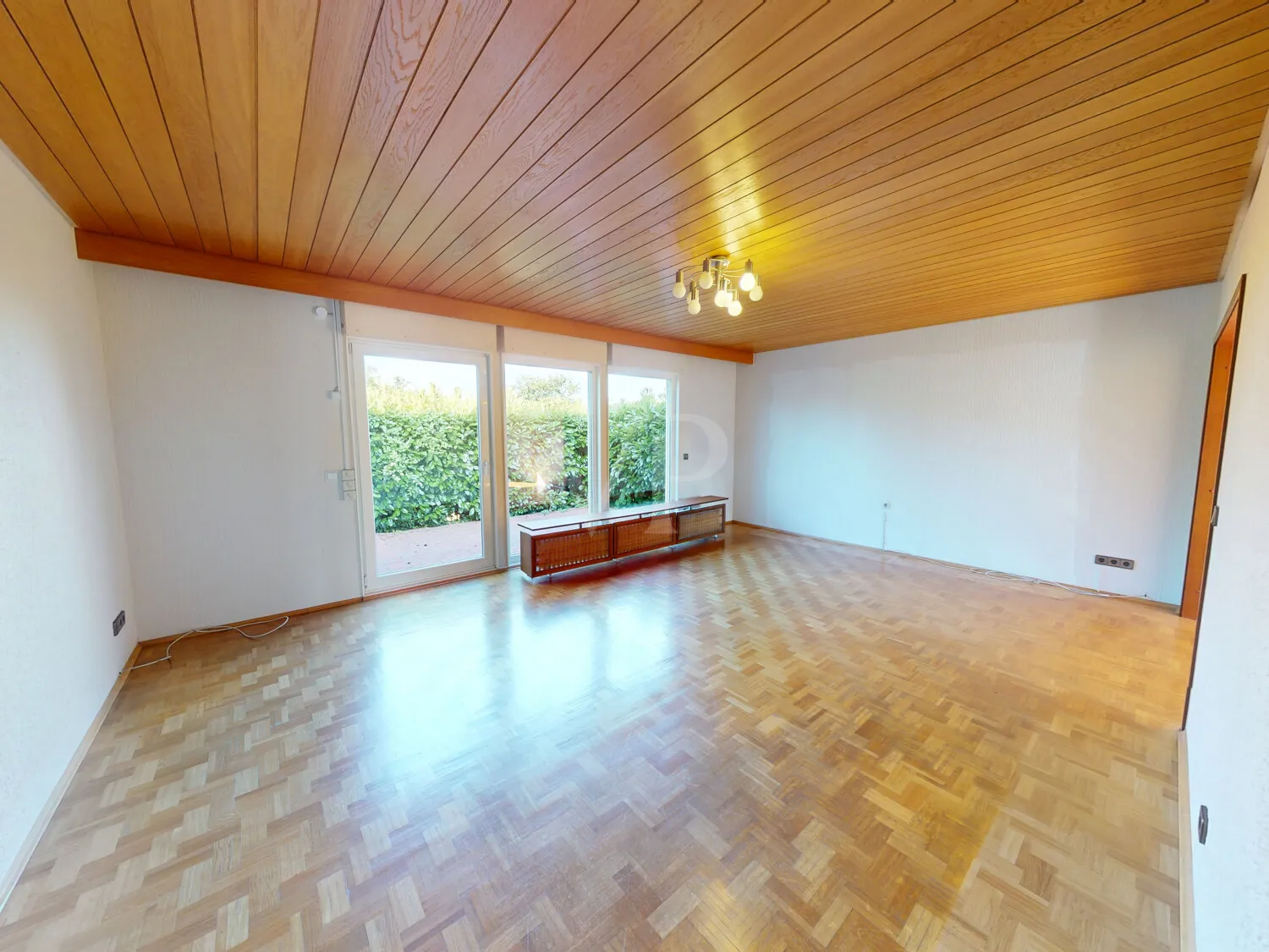 Wohnzimmer mit Zugang zur Terrasse, EG