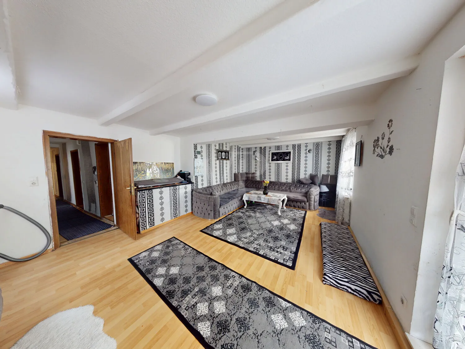 Wohnzimmer mit Zugang zum Balkon, OG