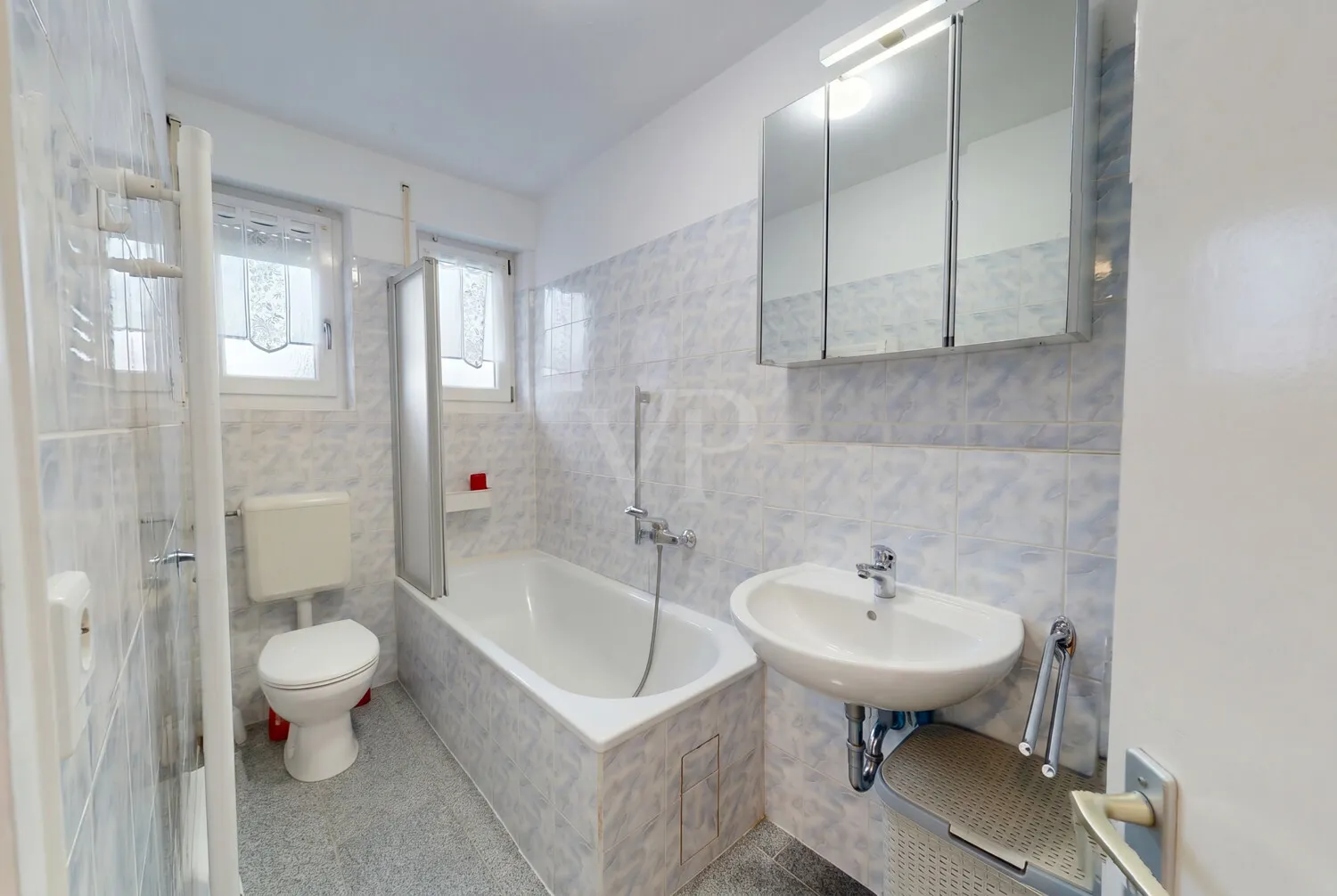 Badezimmer mit Duschwanne