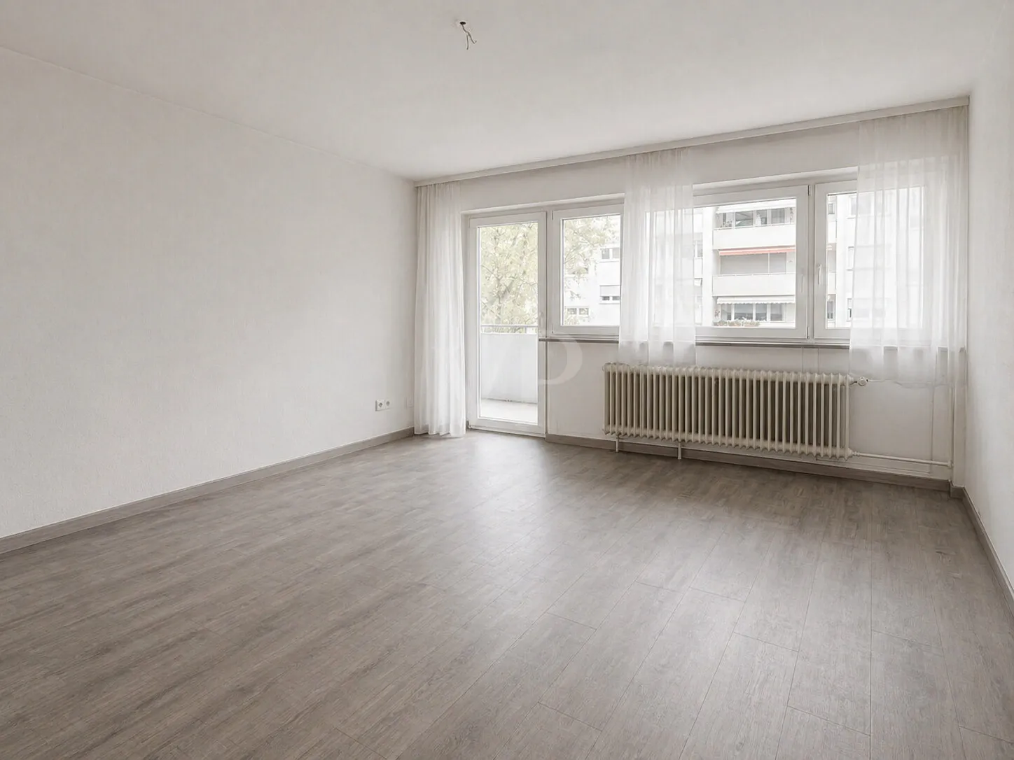 Wohnzimmer mit Balkon