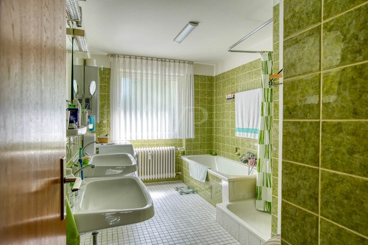 Badezimmer mit Doppelwachbecken, Dusche und Badewanne