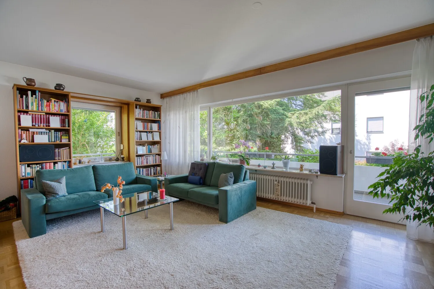 Wohnzimmer mit Zugang zur Terrasse