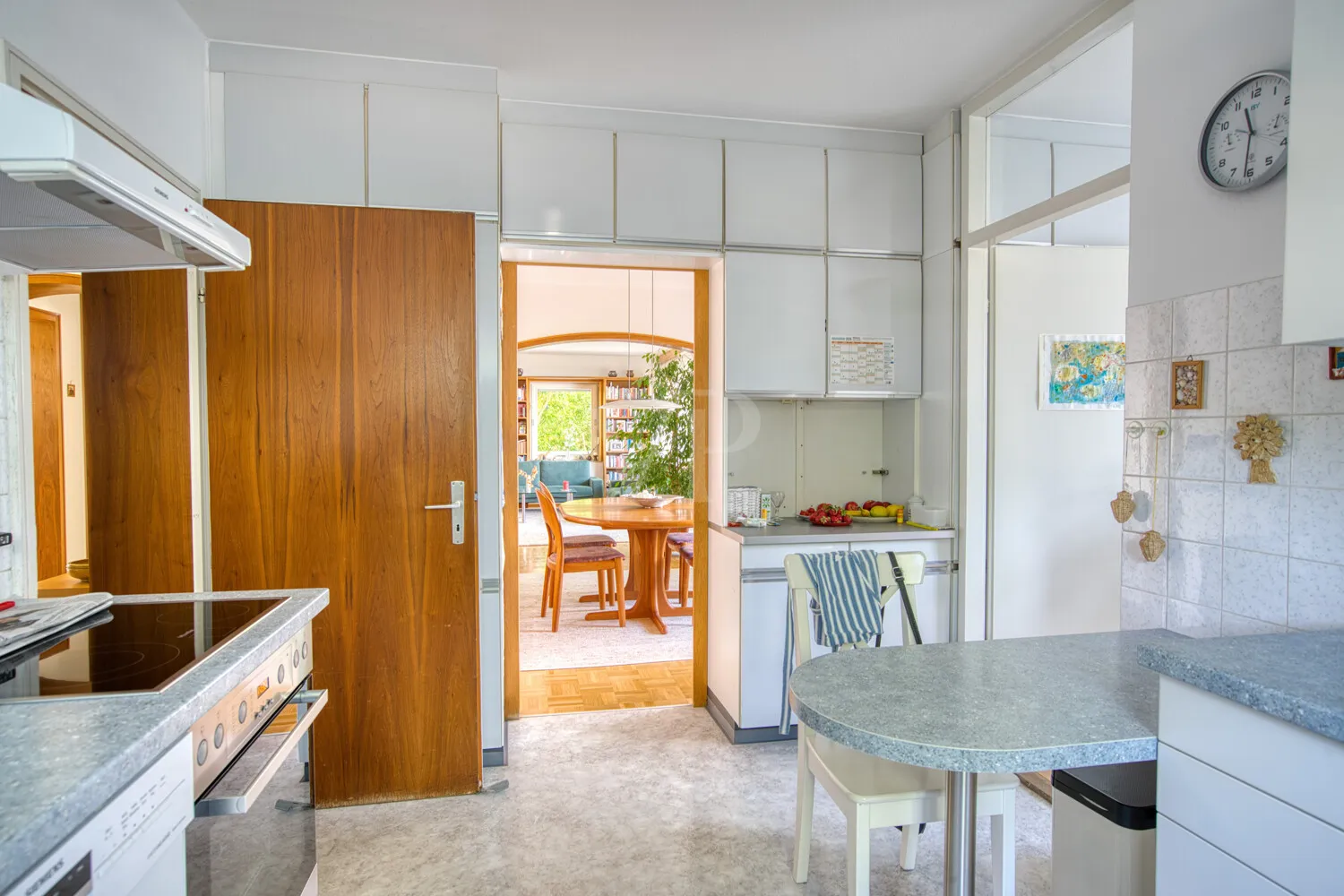 Küche mit Zugang zur Terrasse