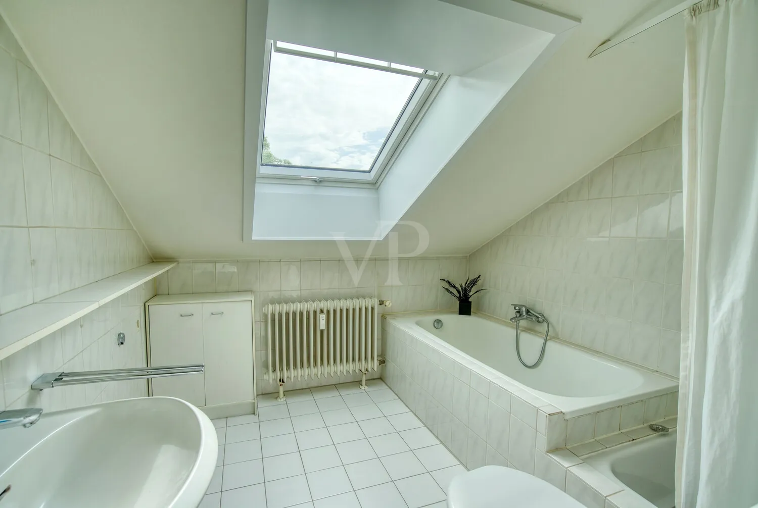Bad mit Dusche und Badewanne