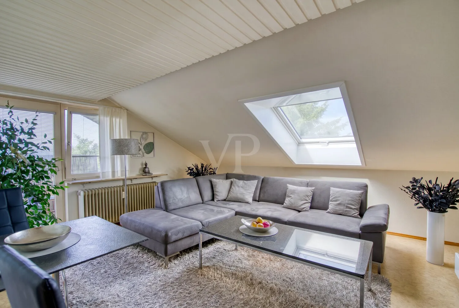 Wohnzimmer mit Zugang zum Balkon