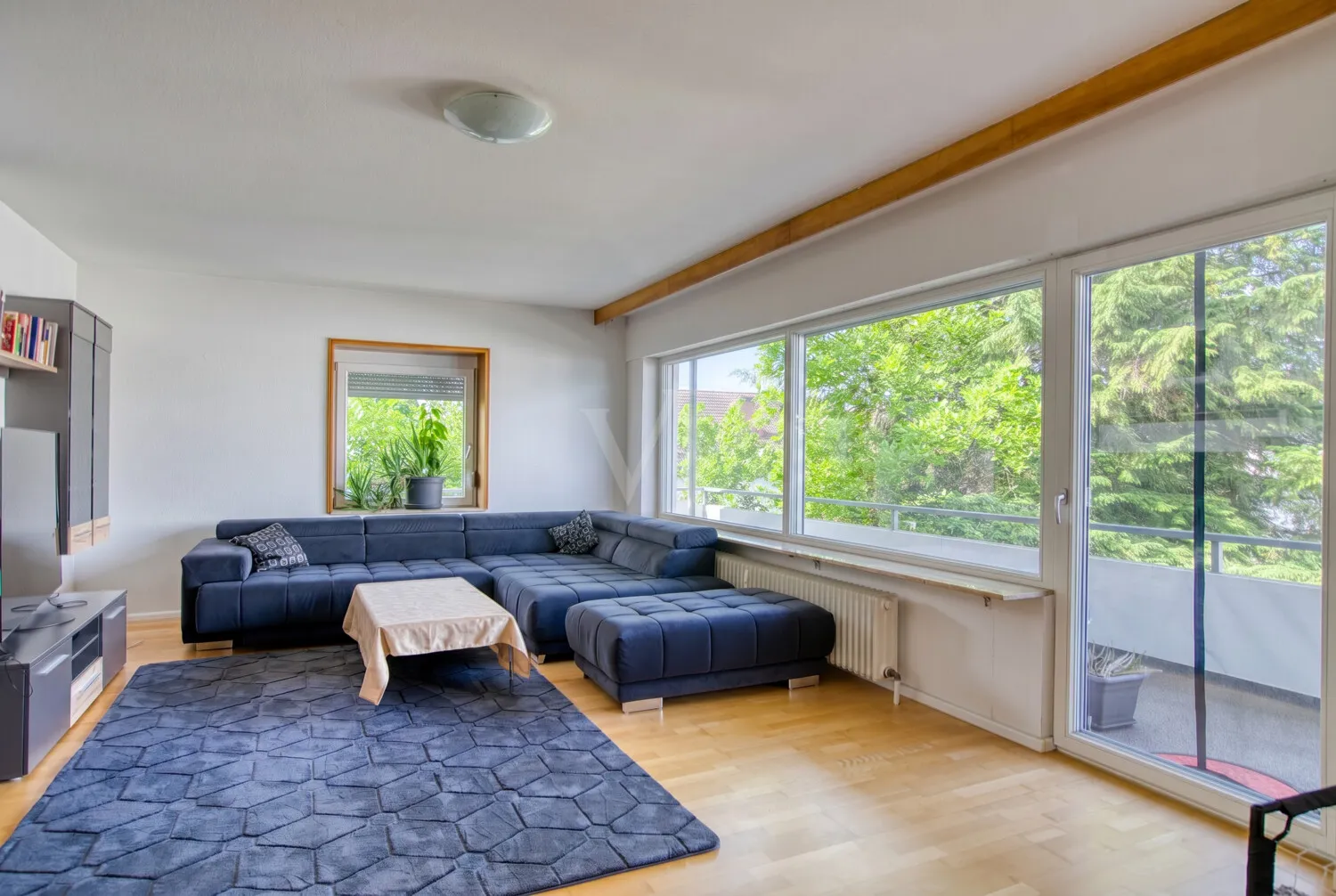 Großzügiges Wohnzimmer mit Zugang zu Balkon