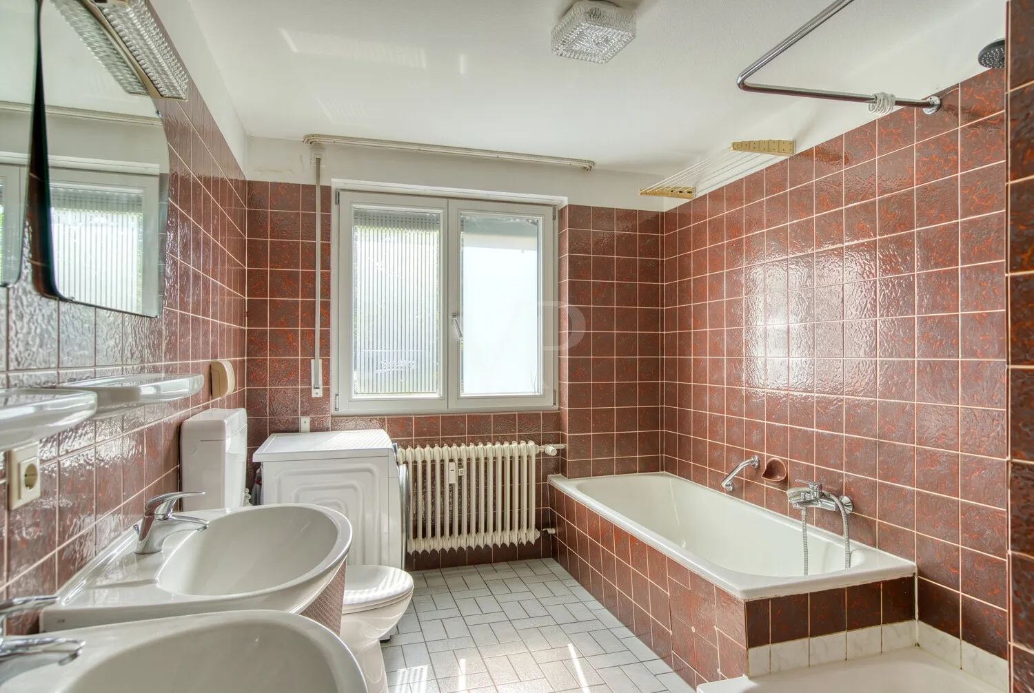 Badezimmer mit Doppelwaschbecken, Badewanne und Dusche