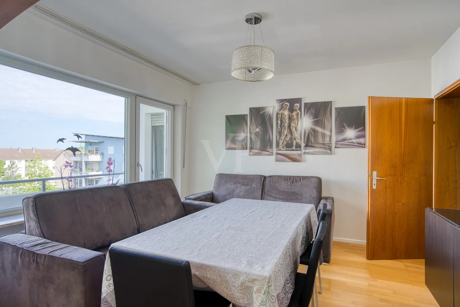Esszimmer mit Zugang zum Balkon