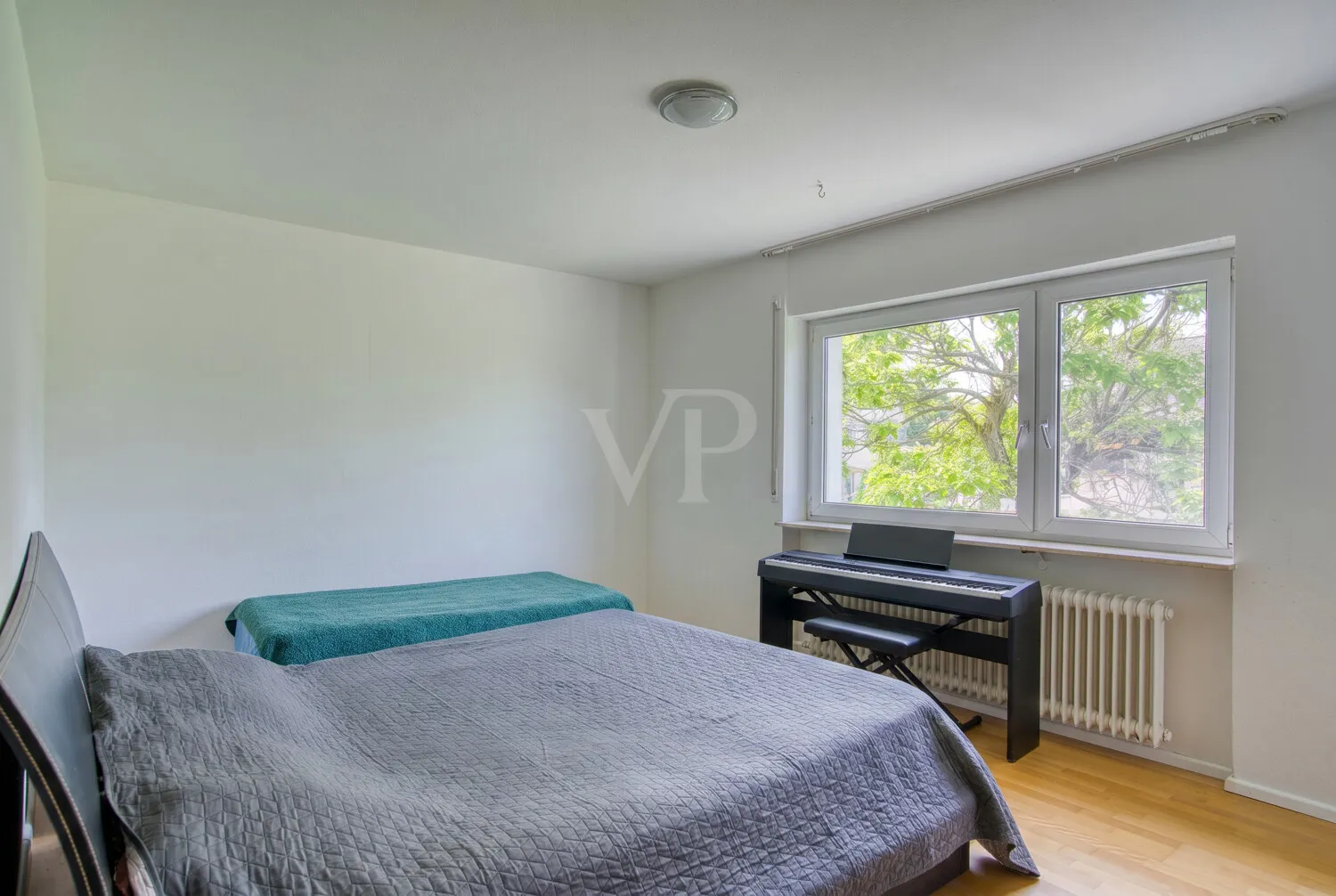 Schlafzimmer mit Zugang zum Balkon