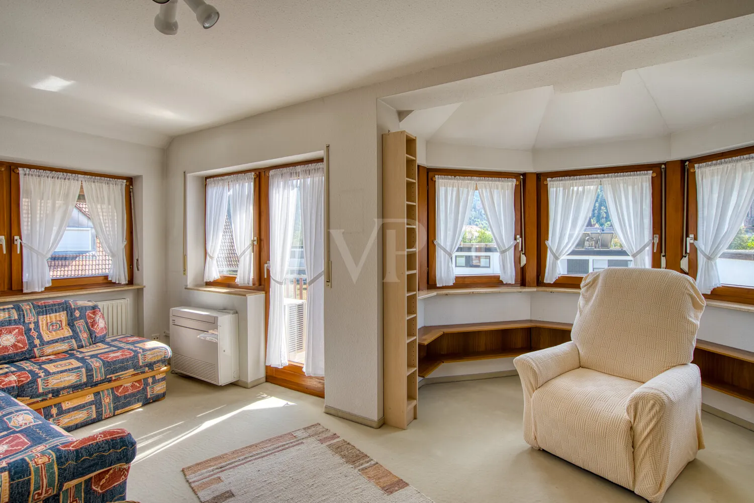 Zimmer aus einer anderen Perspektive mit Balkon