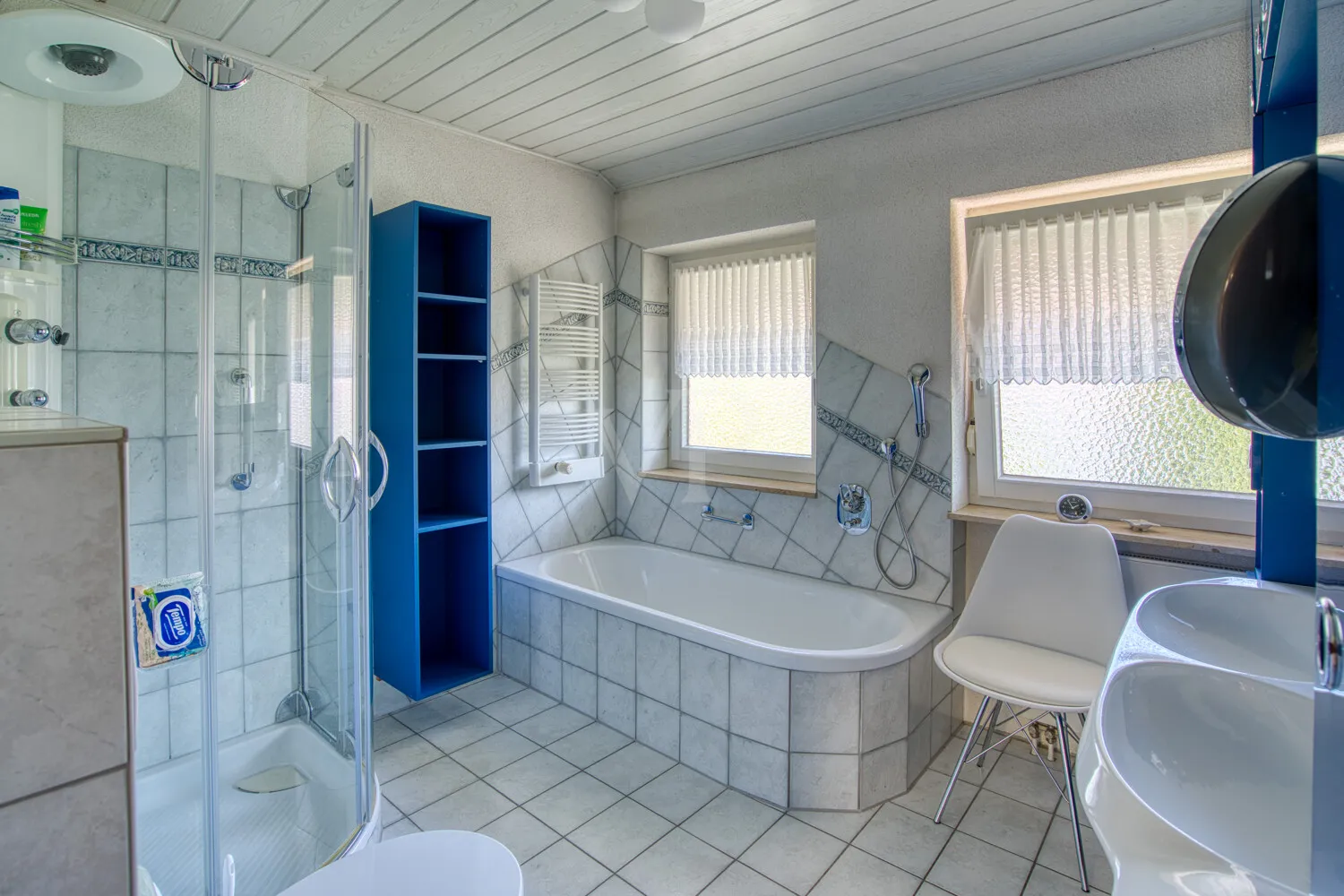 Bad mit Badewanne und Dusche