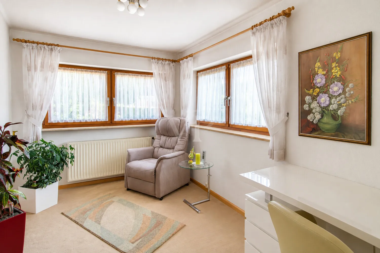 Lichtdurchflutetes Zimmer im Erdgeschoss
