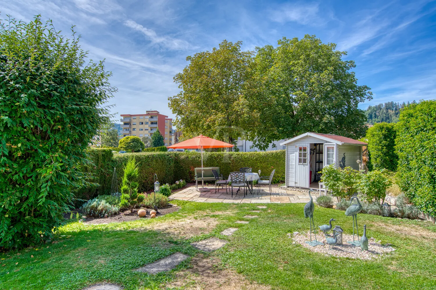 Sonniger, gepflegter Garten