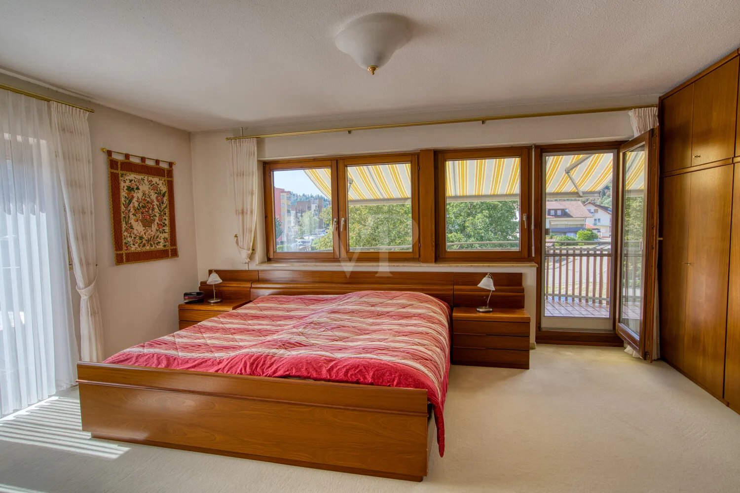 Geräumiges Schlafzimmer mit zwei Balkonen