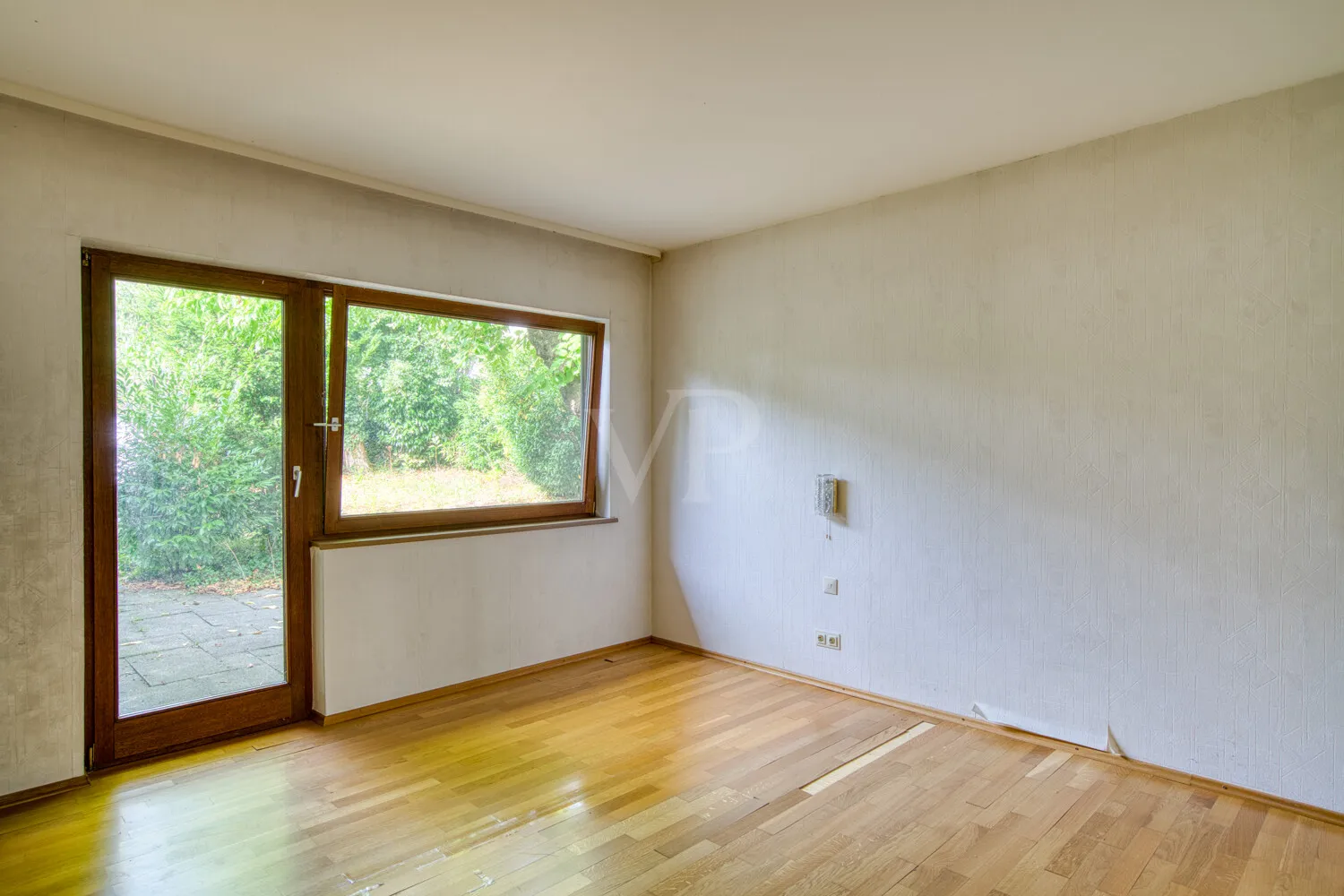 Elternschlafzimmer mit Zugang in den Garten