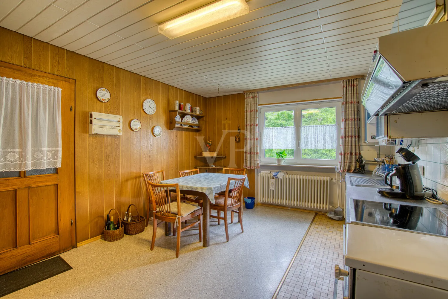 Erdgeschossküche mit Zugang zur Garage