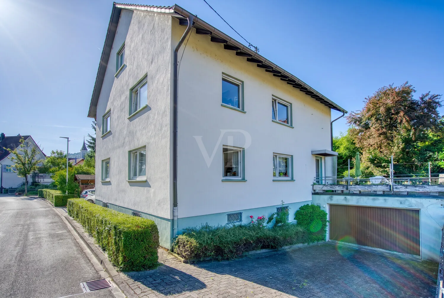 Weitere Doppelgarage mit Terrasse im Erdgeschosss
