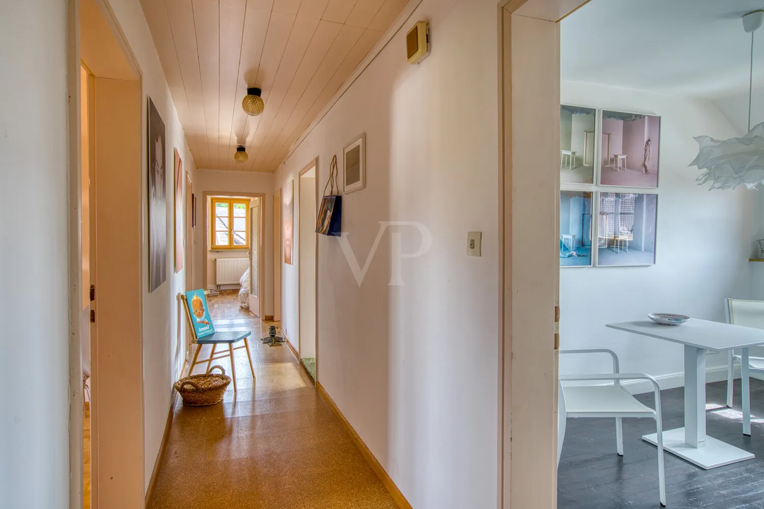 Flur der Dachgeschosswohnung mit Zugang zu allen Räumen