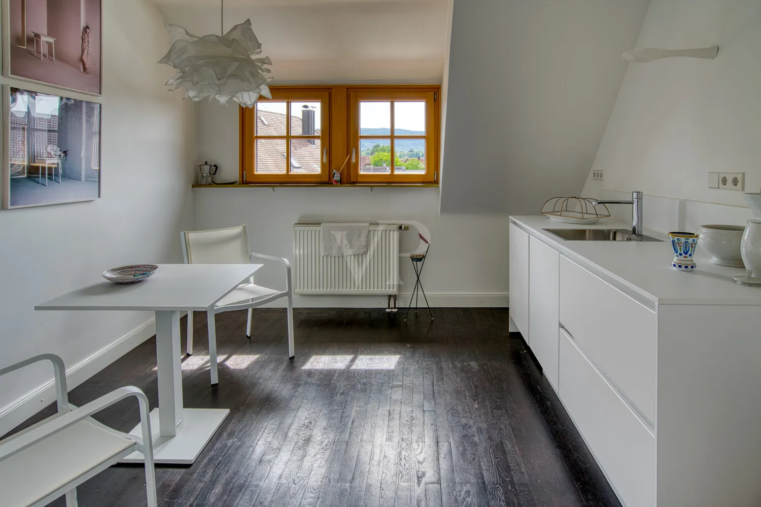 Küche der Dachgeschosswohnung mit Essplatz und Ausblick über die Dächer