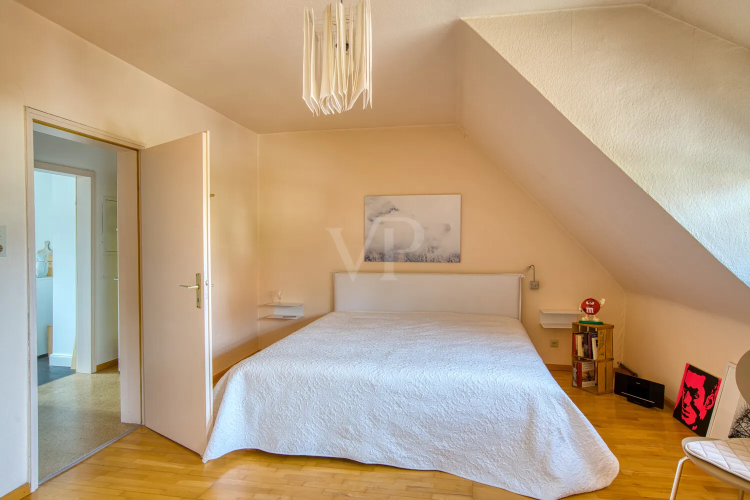 Schlafzimmer im Dachgeschoss mit Parkettboden