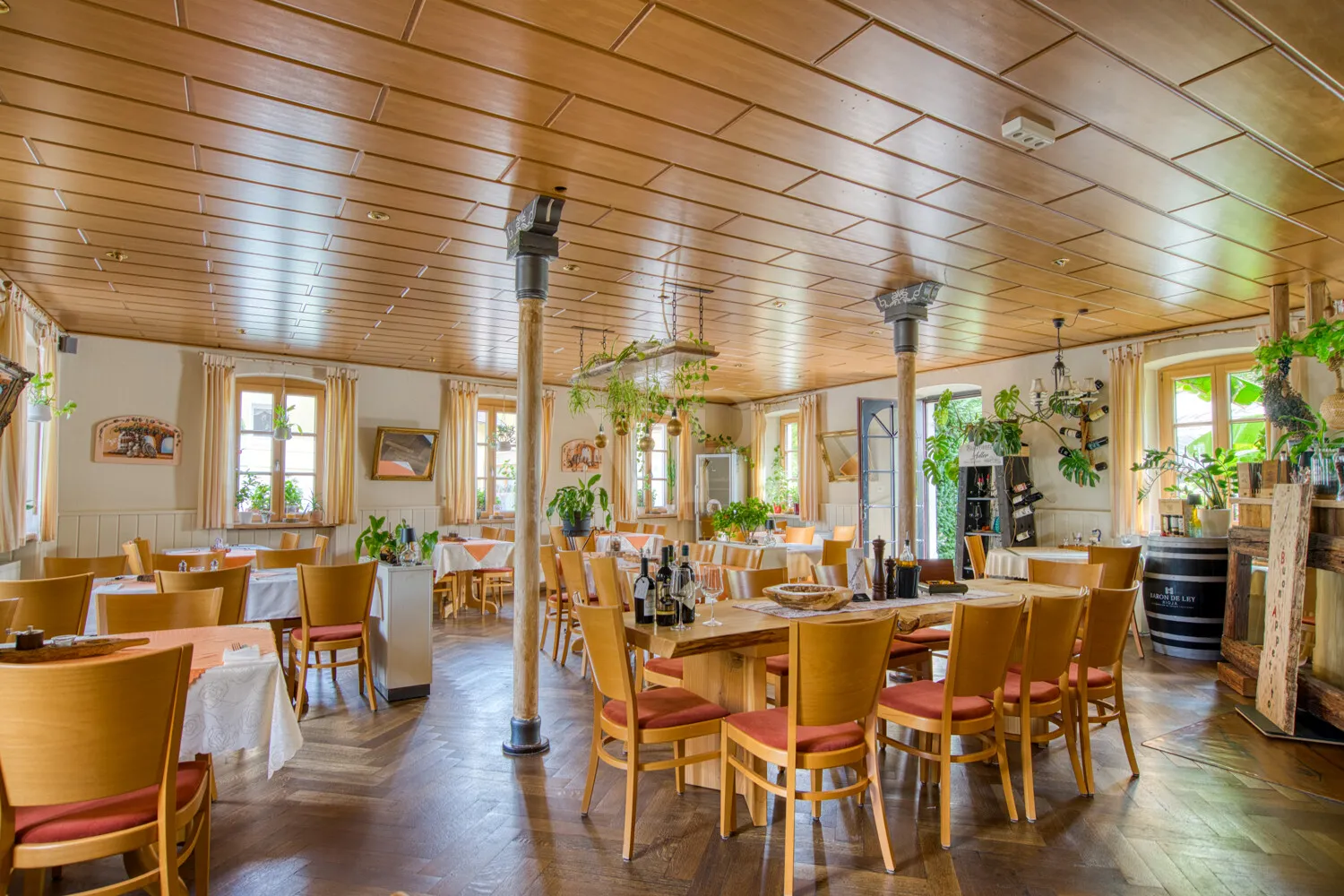 Gastraum des Ristorante Adler mit Fischgrätparkett